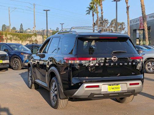 2025 Nissan Pathfinder SL FWD