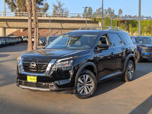 2025 Nissan Pathfinder SL FWD