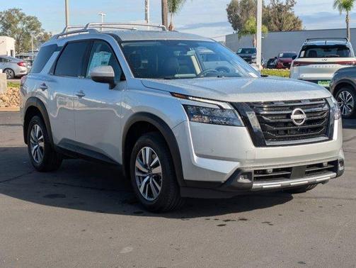 2025 Nissan Pathfinder SL