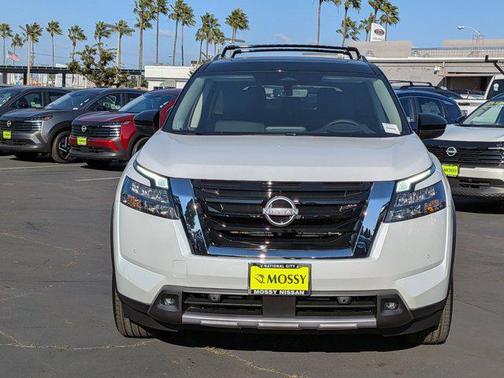 2025 Nissan Pathfinder Platinum FWD