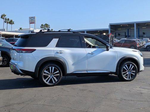 2025 Nissan Pathfinder Platinum FWD