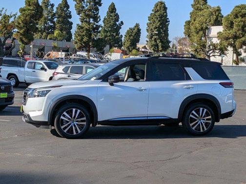 2025 Nissan Pathfinder Platinum FWD