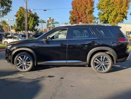 2025 Nissan Pathfinder Platinum 4WD