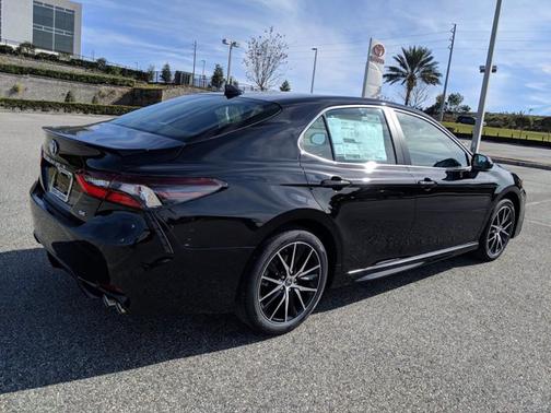 Black 2022 Toyota Camry SE