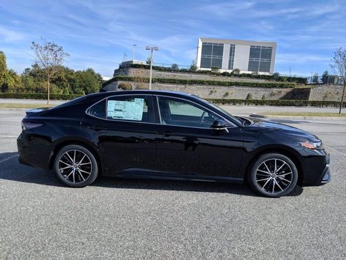 Black 2022 Toyota Camry SE