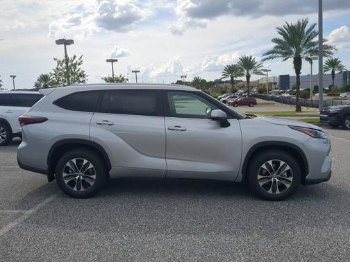 2025 Toyota Highlander XLE