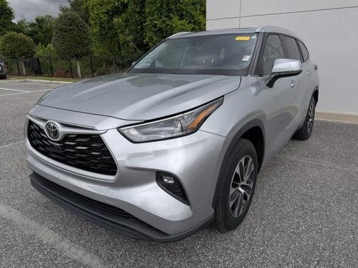 Celestial Silver Metallic 2023 Toyota Highlander XLE