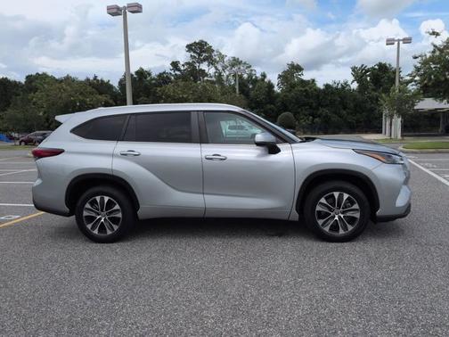 Celestial Silver Metallic 2023 Toyota Highlander XLE