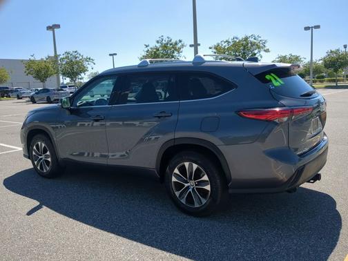 Magnetic Gray Metallic 2021 Toyota Highlander XLE