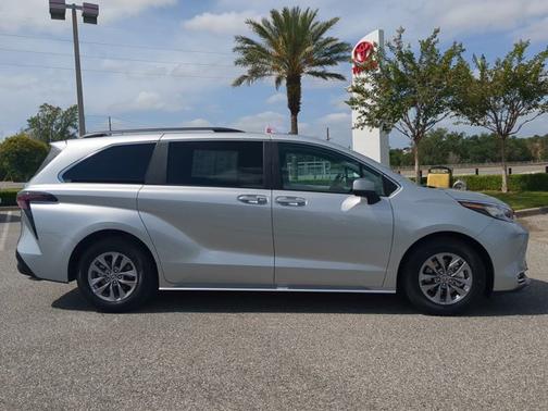 2023 Toyota Sienna XLE
