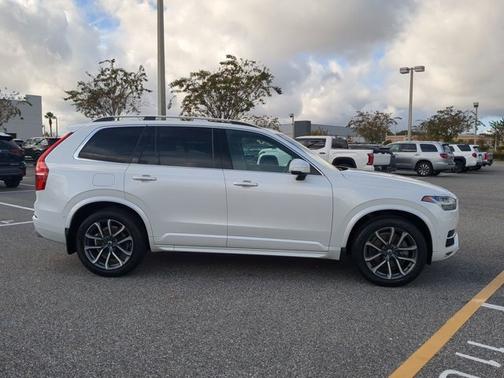 2017 Volvo XC90 T6 Momentum