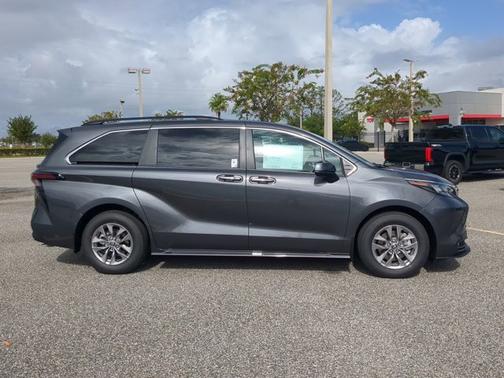2025 Toyota Sienna XLE