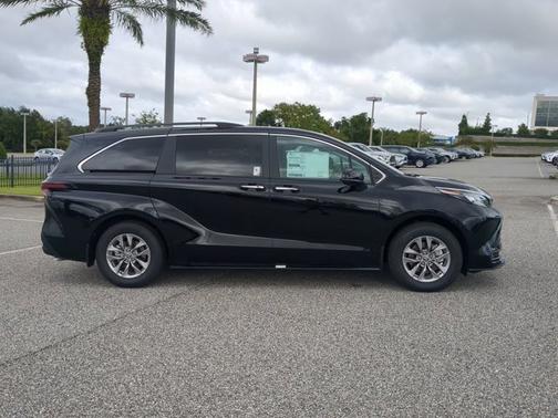 2025 Toyota Sienna XLE