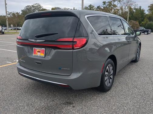 2022 Chrysler Pacifica Hybrid Touring L