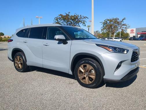 2022 Toyota Highlander Hybrid Bronze Edition