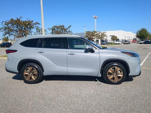 2022 Toyota Highlander Hybrid Bronze Edition