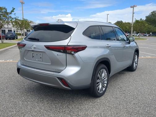 2025 Toyota Highlander Hybrid Platinum