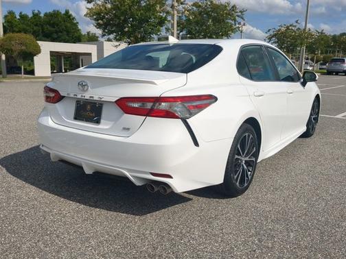Super White 2019 Toyota Camry SE