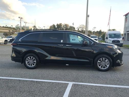 2025 Toyota Sienna XLE