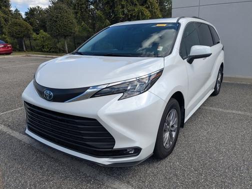 2025 Toyota Sienna XLE