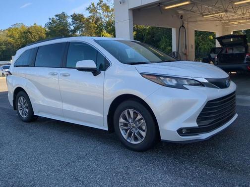 2025 Toyota Sienna XLE