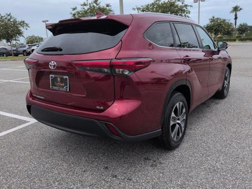 Pearl 2023 Toyota Highlander XLE