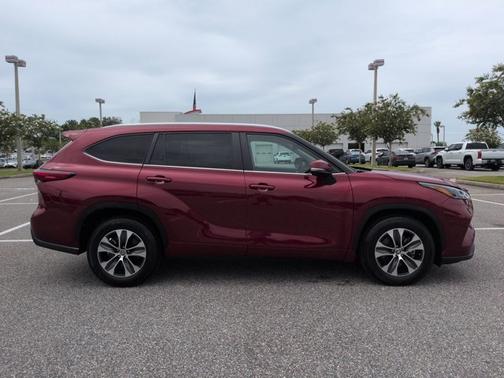 Pearl 2023 Toyota Highlander XLE