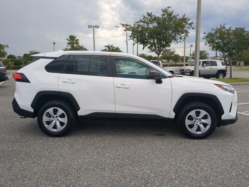 Ice 2023 Toyota RAV4 LE