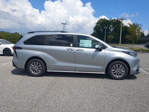 2025 Toyota Sienna XLE