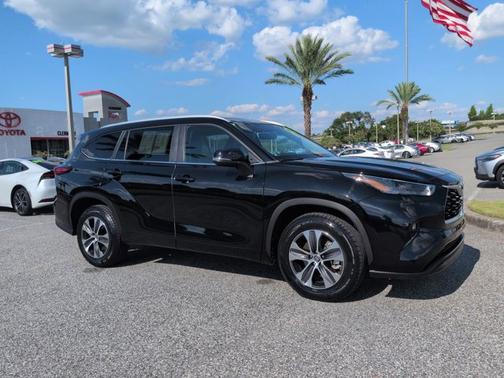 Midnight Black Metallic 2023 Toyota Highlander XLE