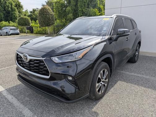 Midnight Black Metallic 2023 Toyota Highlander XLE
