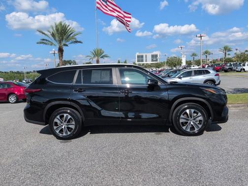 Midnight Black Metallic 2023 Toyota Highlander XLE