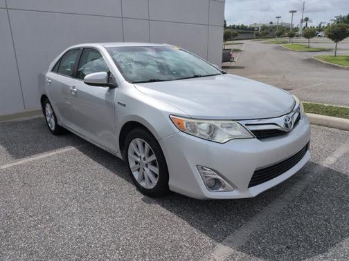 Classic Silver Metallic 2014 Toyota Camry Hybrid XLE