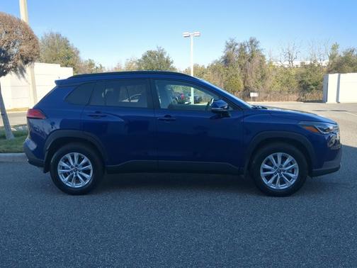 2024 Toyota Corolla Cross LE