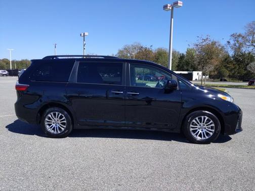 2020 Toyota Sienna XLE