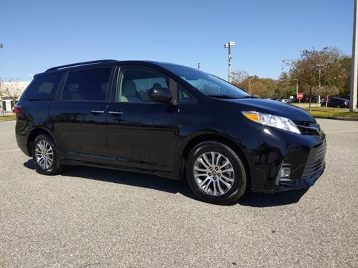 2020 Toyota Sienna XLE