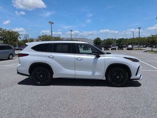 Pearl 2023 Toyota Highlander XSE