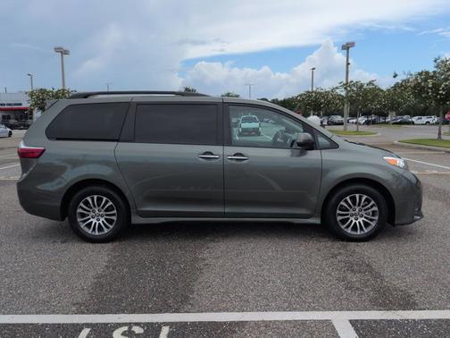 Jade Metallic 2020 Toyota Sienna XLE