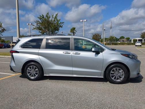 2024 Toyota Sienna XLE
