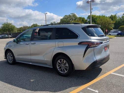 2024 Toyota Sienna XLE