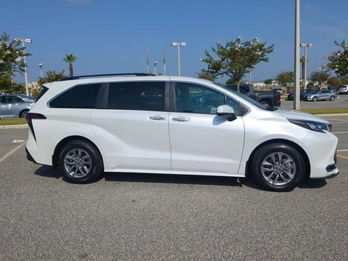2024 Toyota Sienna XLE