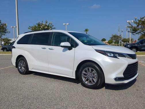 2024 Toyota Sienna XLE