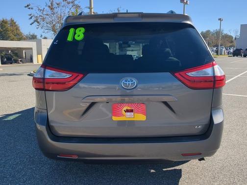 2018 Toyota Sienna LE