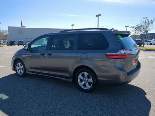 2018 Toyota Sienna LE