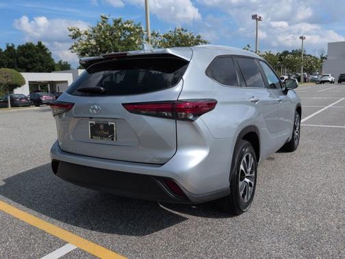 Celestial Silver Metallic 2023 Toyota Highlander XLE