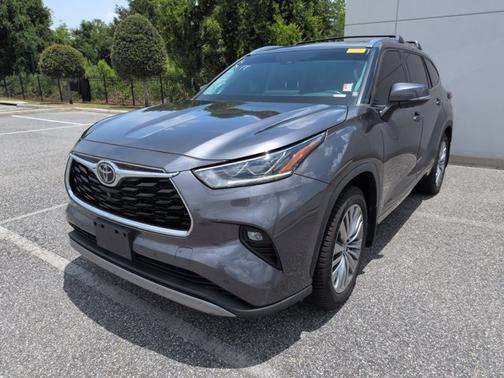 Gray 2022 Toyota Highlander Platinum