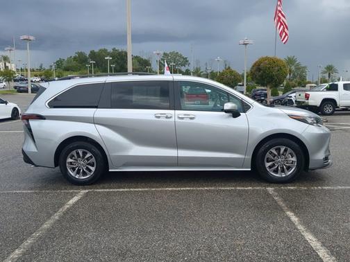 2023 Toyota Sienna XLE