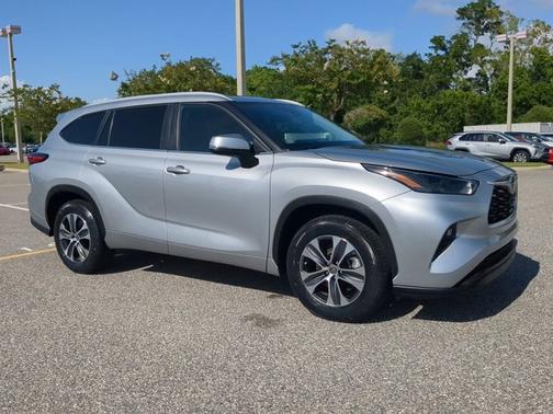 Celestial Silver Metallic 2023 Toyota Highlander XLE