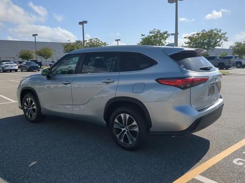 Celestial Silver Metallic 2023 Toyota Highlander XLE