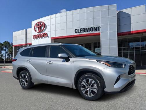 Celestial Silver Metallic 2023 Toyota Highlander XLE